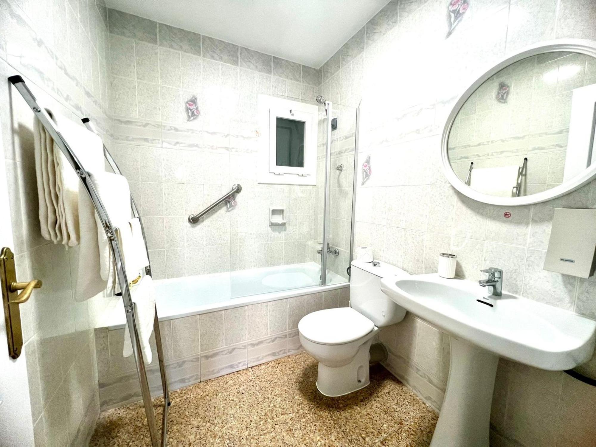 Escondite Central Con Terraza Compartida En La Azotea Roses Ngoại thất bức ảnh